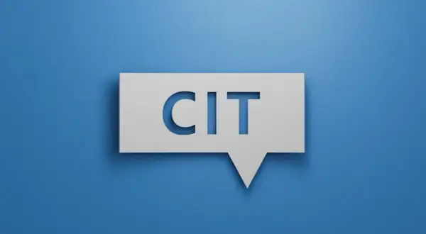 Biała dymek z napisem CIT na niebieskim tle. Idealne dla małego podatnika CIT, który szuka informacji.