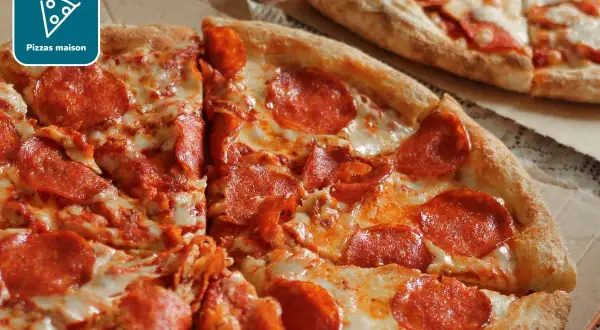Délicieuse pizza maison sans gluten, garnie de pepperoni et de fromage fondant. Un régal pour les papilles !