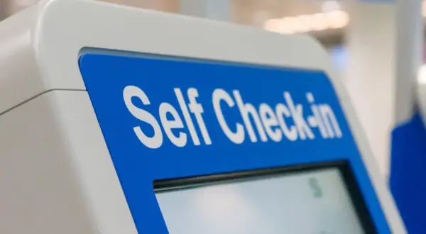 Terminal do samodzielnego odprawy z napisem "Self Check-in".