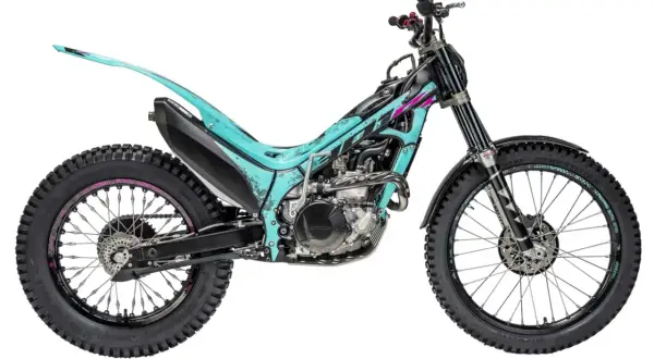 Una moto de trial color turquesa y negro, lista para superar cualquier obstáculo.