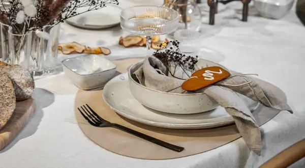 Enkel juldukning med bröd, pepparkaka som bordsplacering och vackra detaljer.