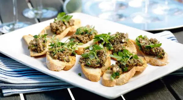 Små crostini med en härlig tapenade, toppade med färska örter. Perfekt som tilltugg!