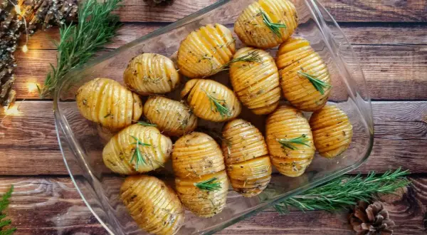 Pommes de terre Hasselback dorées et croustillantes, garnies de romarin frais. Une idée recette pomme de terre simple et savoureuse pour un repas réconfortant.