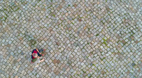 Widok z góry na bruk z dwoma osobami.