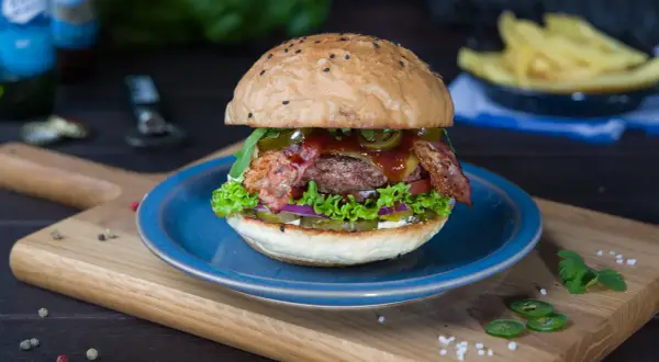 Z czym hamburgery? Odkryj dodatki, które odmienią Twój posiłek