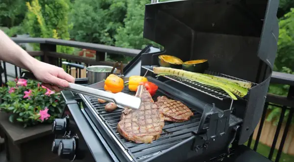 Jak kamień na grill zmienia Twoje grillowanie i poprawia smak potraw