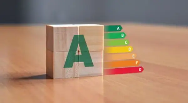 Blocs en bois formant la lettre A, symbolisant un excellent DPE. Une échelle de performance énergétique s'étend à côté.