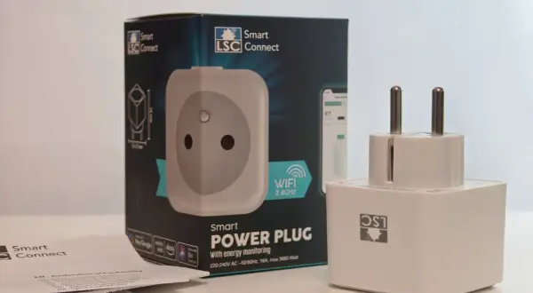 Inteligentne gniazdko LSC Smart Connect z monitorowaniem energii. W zestawie opakowanie i instrukcja.