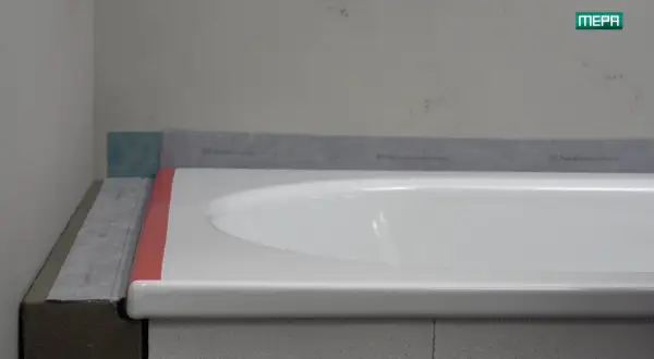 Abdichtung der Badewanne mit speziellen Bändern, bereit für die Badewanne fliesen.