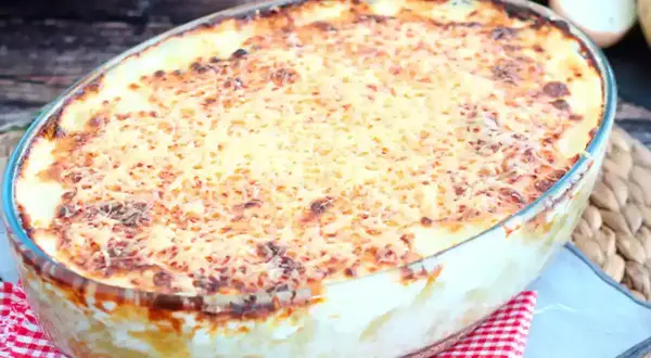 Un délicieux gratin de pâtes doré et gratiné, prêt à être dégusté.
