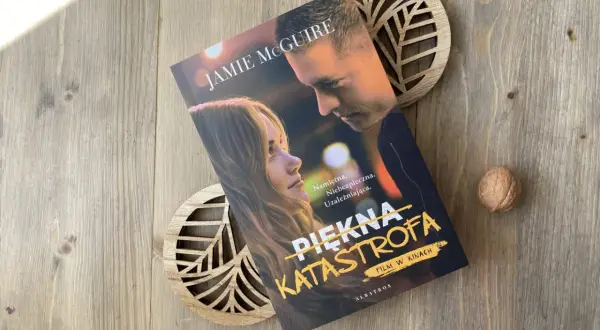 Okładka książki "Piękna katastrofa" Jamie McGuire. Historia o namiętnym, niebezpiecznym uczuciu, które może zmienić całe życie.