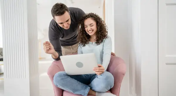 Para dowiedziała się, jak zapisać się na kurs przedmałżeński online, bo jest ważny dla ich przyszłości.