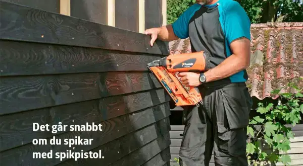 Man spikar lockpanel med en spikpistol. Det går snabbt och effektivt att bygga med rätt verktyg.