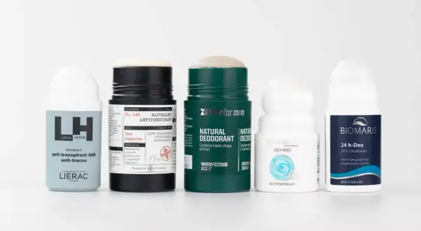 Różnica między antyperspirantem a dezodorantem: antyperspirant blokuje pot, dezodorant maskuje zapach. Na zdjęciu produkty obu typów.