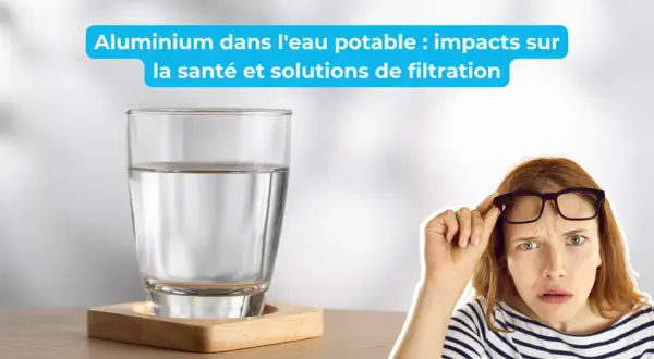 Verre d'eau claire, une femme s'interroge sur la présence d'aluminium dans l'eau potable et ses impacts sur la santé.