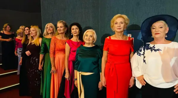 Eleganckie panie w barwnych sukniach. Jaki kolor sukienki na wesele dla mamy? Może ta ognista czerwień lub butelkowa zieleń?