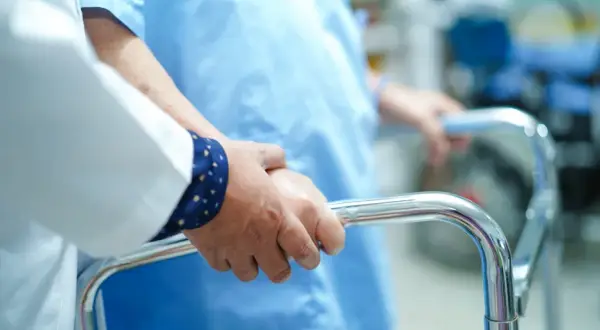 Kiedy kursy doszkalające dla opiekunów medycznych – nie przegap terminów!