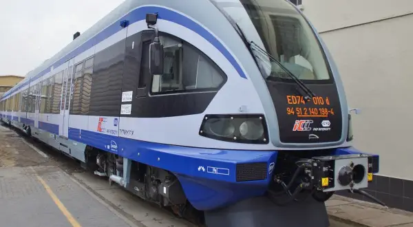 Nowy pociąg ED74-010 PKP Intercity gotowy do podróży z Radomia do Kielc.