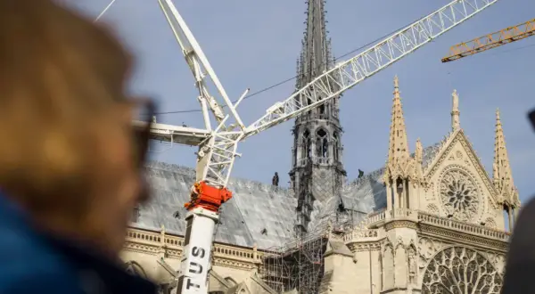 Grands travaux sur Notre-Dame de Paris : grues et échafaudages entourent la cathédrale, symbole de la reconstruction.
