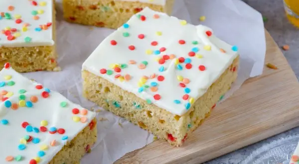 Bunte Streusel zieren diesen köstlichen Konfetti Kuchen. Perfekt für jede Feier!