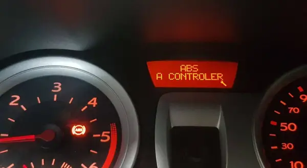 Voyant ABS allumé : une astuce pour le contrôle technique. Le tableau de bord indique "ABS A CONTROLER".