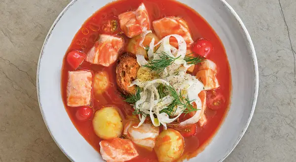 En härlig fisksoppa med saffran, laxbitar, potatis, tomater och fänkål.