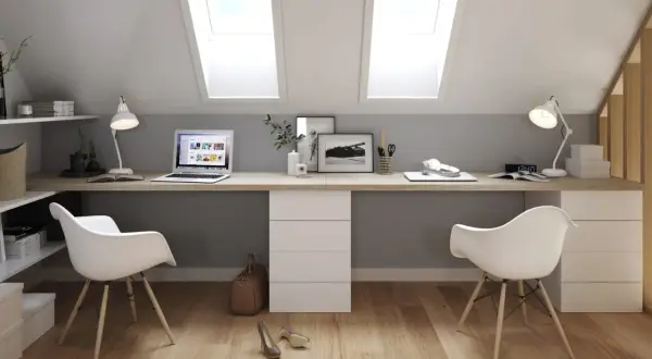 Bureau moderne sous combles avec deux postes de travail, idéal pour une décoration chambre bureau fonctionnelle et épurée.