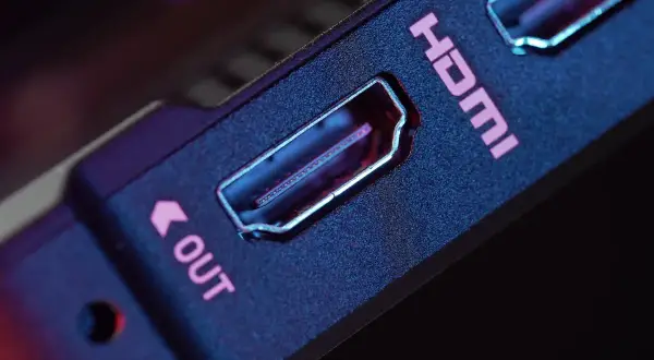 Zbliżenie na port HDMI z napisem "OUT". Może to być pomocne przy rozwiązywaniu problemu błąd HDCP Vectra.