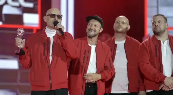Kombi vs Kombii: Kto naprawdę śpiewa "Słodkiego miłego życia"?