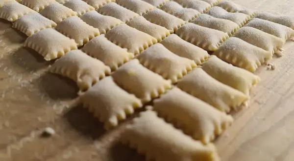 Ravioli fatti in casa, pronti per la cottura. La spoja lorda ricetta originale è un piatto che richiede pazienza e amore.