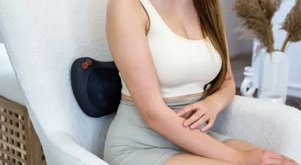 Relaks po ciężkim dniu? Masaż shiatsu co to? Poduszka masująca zapewnia ulgę.