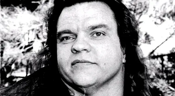 Porträt von Meat Loaf, dessen Todesursache nach wie vor diskutiert wird. Sein Blick ist intensiv, die Haare lang und zerzaust.