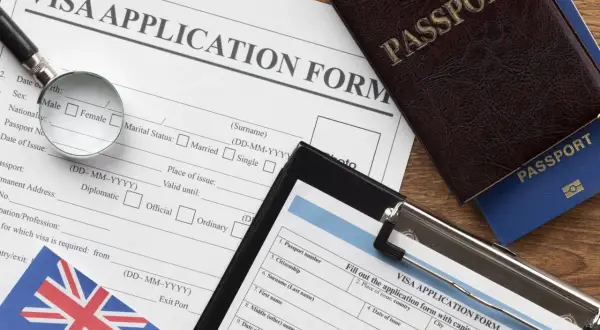 Pasaportes y formularios de solicitud de visa, esenciales para saber como estudiar en Inglaterra siendo español.