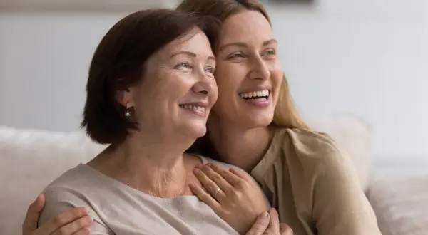 Un abbraccio affettuoso tra madre e figlia, un legame che vale più di un assegno di accompagnamento dopo i 90 anni.