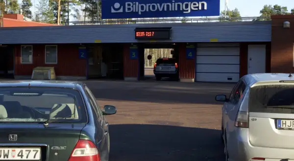 Vid Bilprovningen väntar bilar på sin tur. Frågan är hur ofta besiktar man bilen för att vara säker på vägarna.