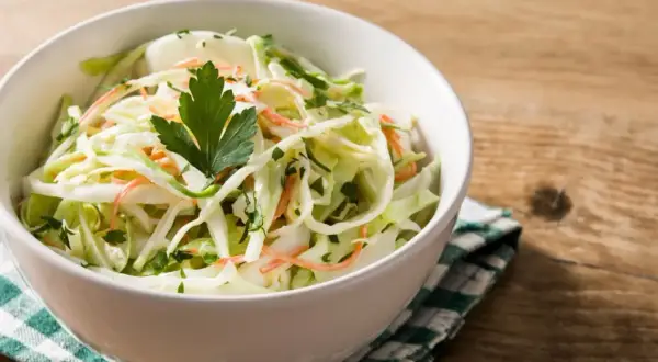 Coleslaw KFC w domu: Sekretny przepis na smak lepszy niż oryginał!