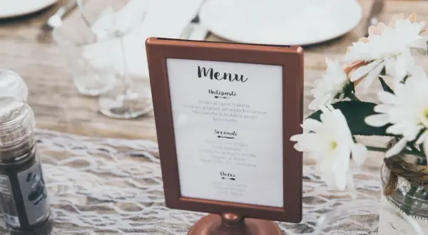 Eleganckie menu na wesele w miedzianej ramce, z włoskimi daniami.