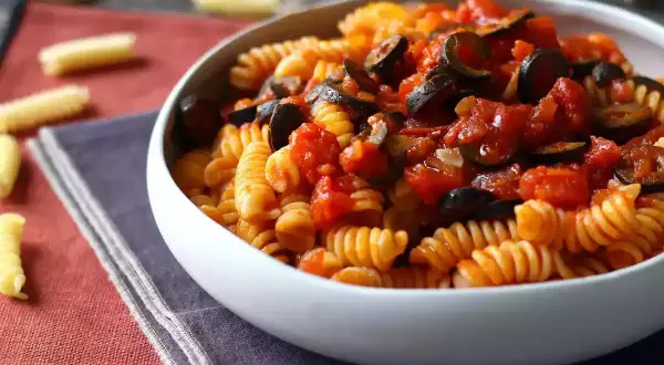 Fusilli al sugo alle olive, un piatto colorato e saporito, pronto per essere gustato.