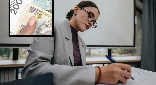 Dyrektor szkoły analizuje dokumenty, zastanawiając się, ile zarabia. W tle widać banknot 200 zł.