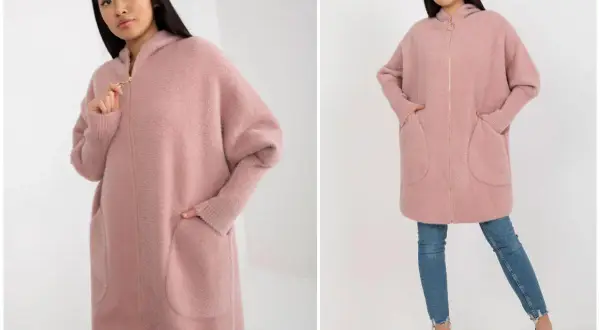 Mięciutki różowy kardigan z kapturem, który świetnie sprawdzi się jako alpaka plus size. Model z zamkiem i praktycznymi kieszeniami.