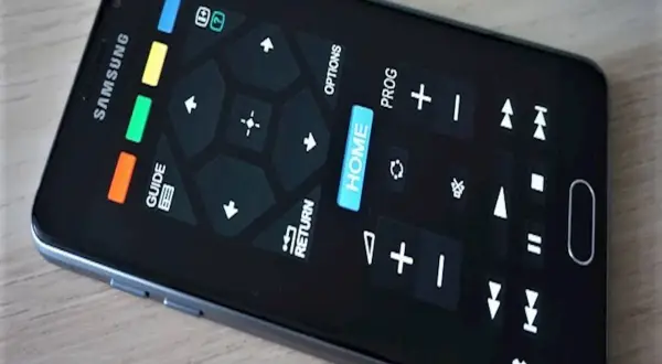 Smartfon z ekranem imitującym aplikację pilot do telewizora. Widoczne przyciski nawigacyjne, "HOME", "GUIDE", "RETURN" i inne funkcje.