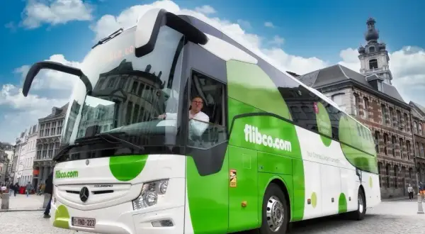 Nowy autobus flibco.com na ulicach Brukseli. Nowoczesna komunikacja miejska w stolicy Belgii.