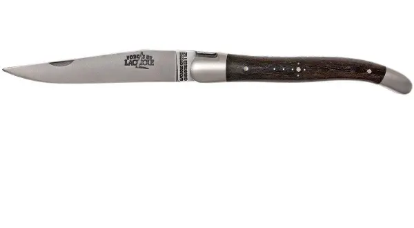 Navaja Laguiole con mango de madera oscura, su hoja de acero pulido evoca la elegancia de una navaja katana.
