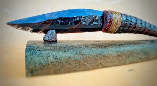 Ein kunstvoll gefertigtes Messer mit einer Klinge aus Obsidian, die wie ein Bergsee reflektiert. Die Griffverwendung von Obsidian zeigt seine vielseitige Schönheit.
