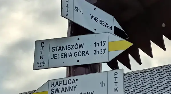 Droga do Kaplicy Św. Anny w Karpaczu Górnym. Znaki PTTK wskazują trasę na Przesiekę, Staniszów i Jeleniej Górę.