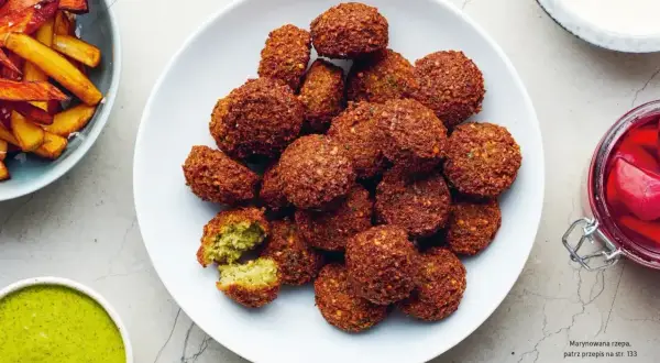 Talerz pełen chrupiących kuleczek falafel. Co to jest? To pyszna przekąska z ciecierzycy, idealna do sosu tahini.