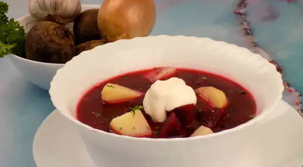 Zupa buraczkowa z ziemniakami, podana z kleksem śmietany. Zastanawiasz się, ile kalorii ma zupa buraczkowa z ziemniakami?