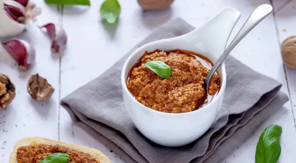 Pesto di pomodori secchi e noci, gustoso e profumato, pronto per essere spalmato su pane croccante o per condire la pasta.