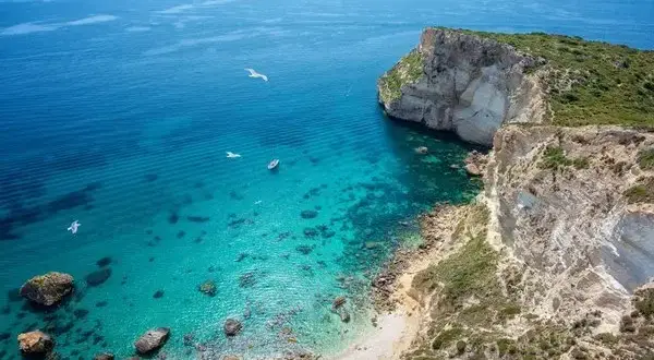 Ile trwa lot na Sardynię? Sprawdź, co wpływa na czas przelotu