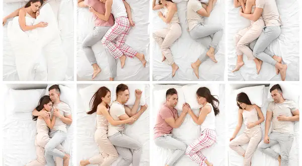Paare in verschiedenen Schlafpositionen. Die Schlafposition Bedeutung kann viel über die Beziehung aussagen.